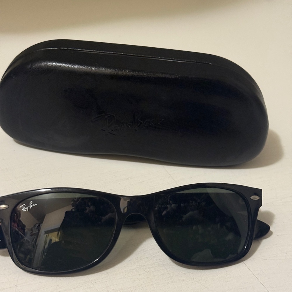 Ray-Ban Classic Black Sunglasses with Case in excellent conditions high quantity